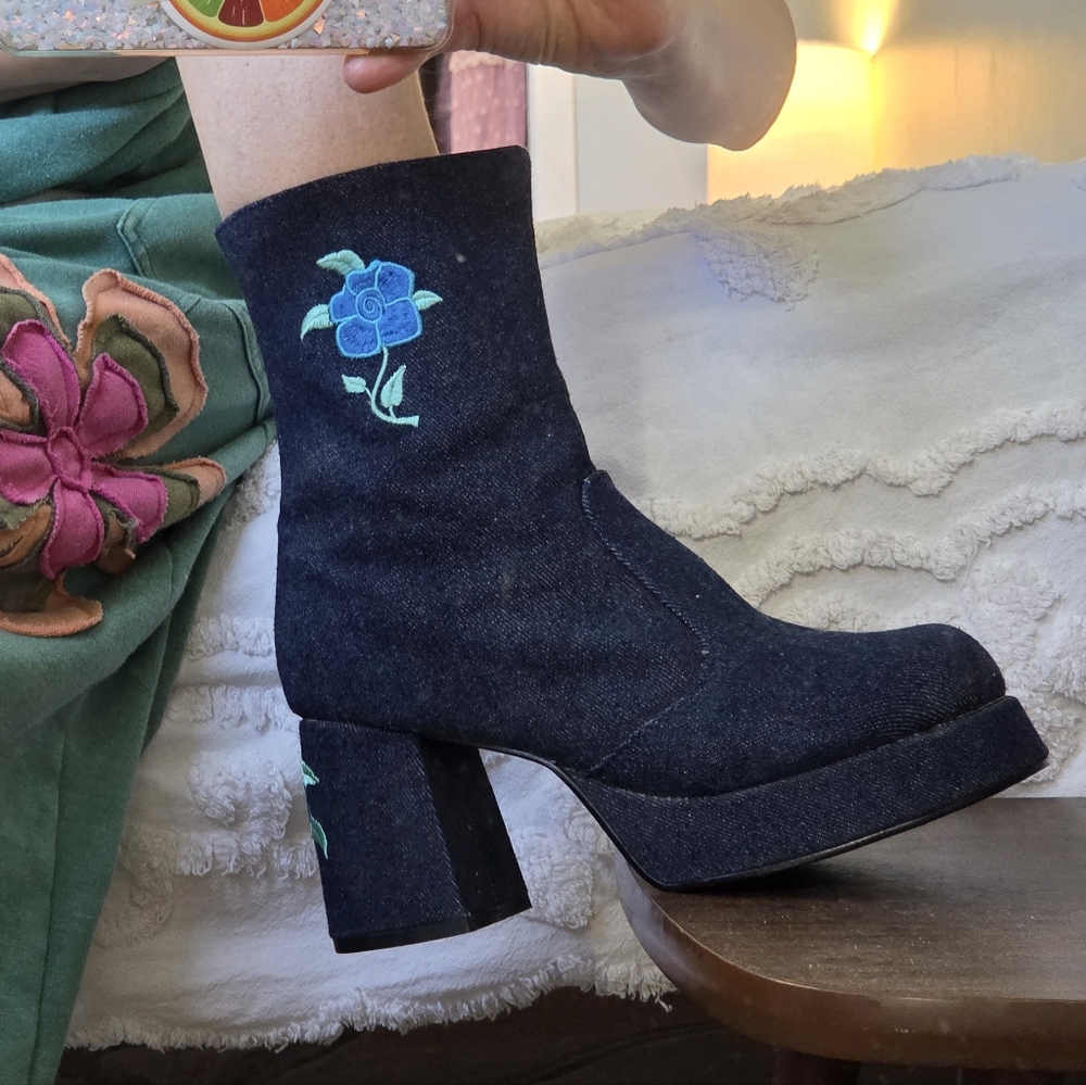 🪩 VTG Denim Floral Le Chateau Platform Boots 70s Disco Y2K Mismatched Sz 8/7 - Picture 3 of 16